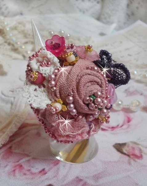 Po&euml;tische Tuin Ring geborduurd met linnen, fijn kant, Swarovski kristallen, Parelmoer blad, Lucite bloemen, glazen kralen en rocailles. 