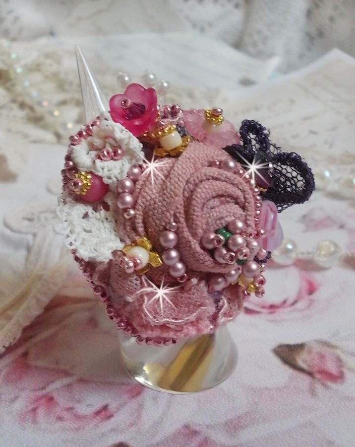 Poëtische Tuin Ring geborduurd met linnen, fijn kant, Swarovski kristallen, Parelmoer blad, Lucite bloemen, glazen kralen en rocailles. 