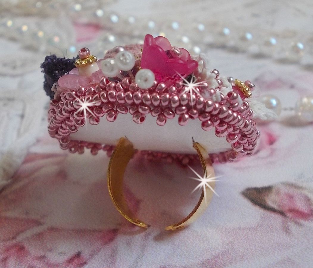 Poëtische Tuin Ring geborduurd met linnen, fijn kant, Swarovski kristallen, Parelmoer blad, Lucite bloemen, glazen kralen en rocailles. 