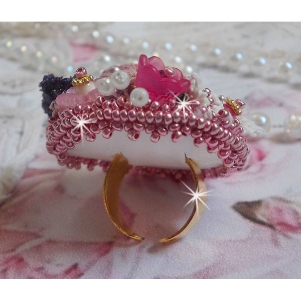 Po&euml;tische Tuin Ring geborduurd met linnen, fijn kant, Swarovski kristallen, Parelmoer blad, Lucite bloemen, glazen kralen en rocailles. 