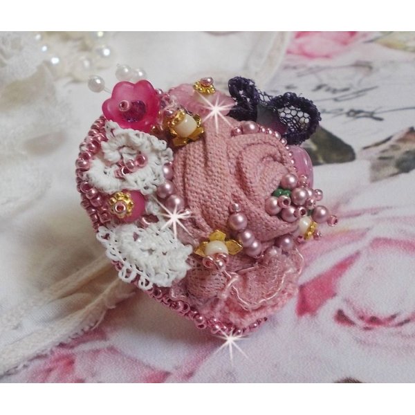 Po&euml;tische Tuin Ring geborduurd met linnen, fijn kant, Swarovski kristallen, Parelmoer blad, Lucite bloemen, glazen kralen en rocailles. 