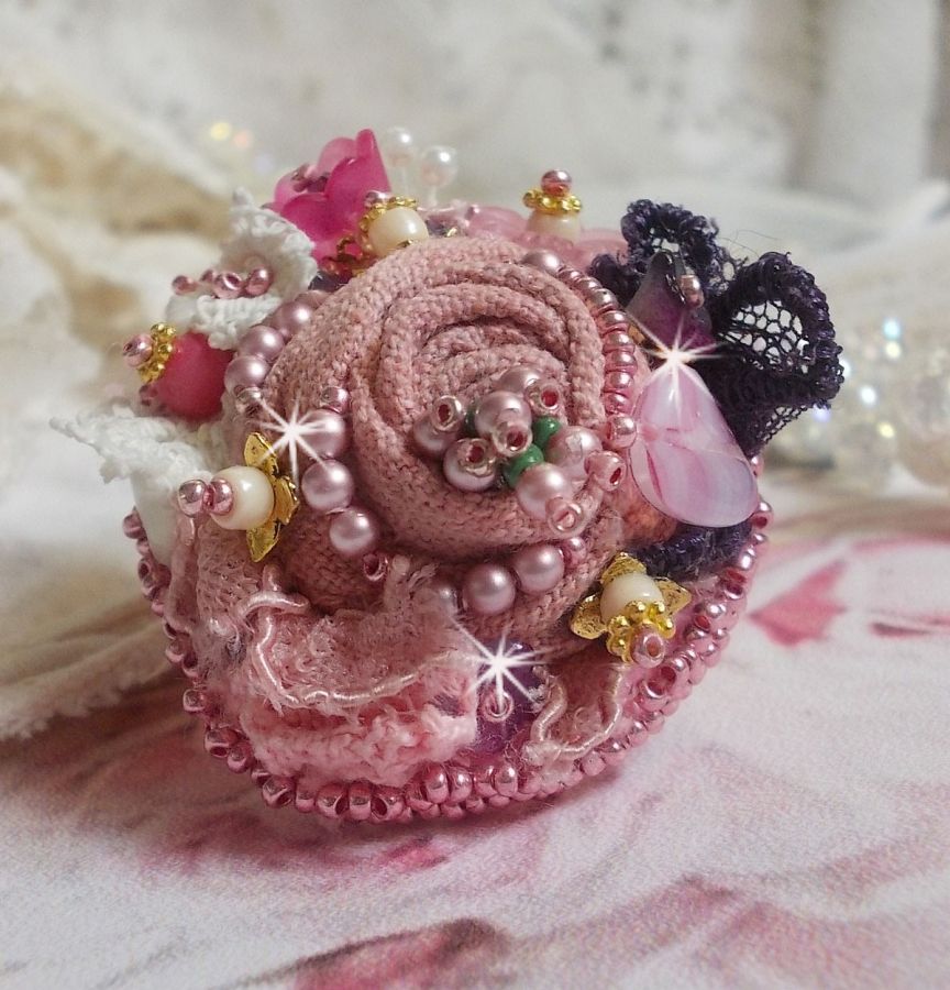 Poëtische Tuin Ring geborduurd met linnen, fijn kant, Swarovski kristallen, Parelmoer blad, Lucite bloemen, glazen kralen en rocailles. 