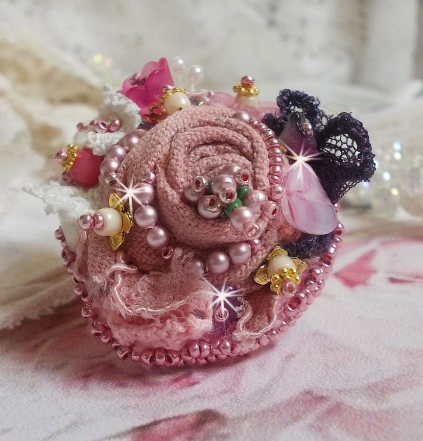 Poëtische Tuin Ring geborduurd met linnen, fijn kant, Swarovski kristallen, Parelmoer blad, Lucite bloemen, glazen kralen en rocailles. 