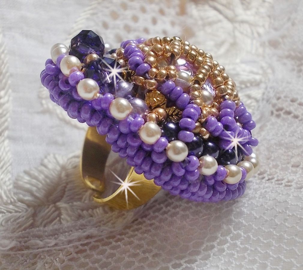 Laureline ring geborduurd met afgeplatte ronde parels en een Swarovski kristallen cabochon