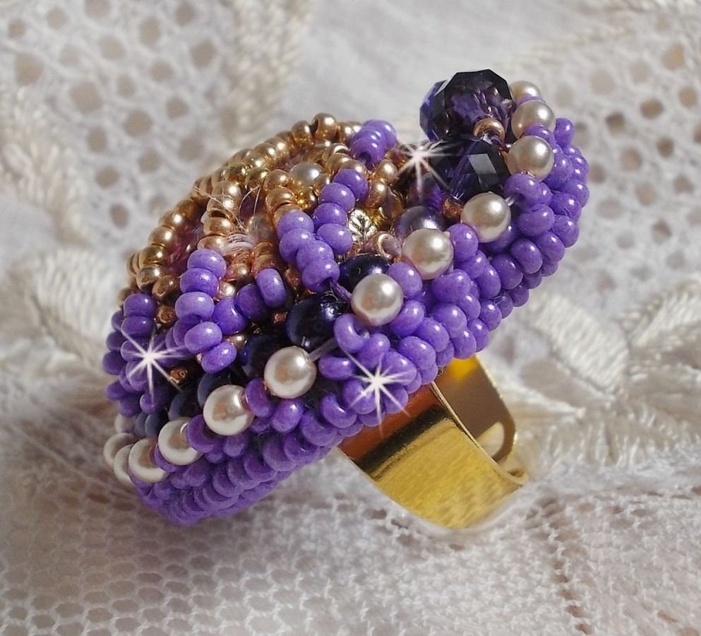 Laureline ring geborduurd met afgeplatte ronde parels en een Swarovski kristallen cabochon