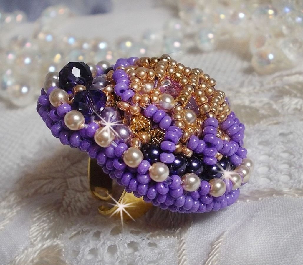 Laureline ring geborduurd met afgeplatte ronde parels en een Swarovski kristallen cabochon