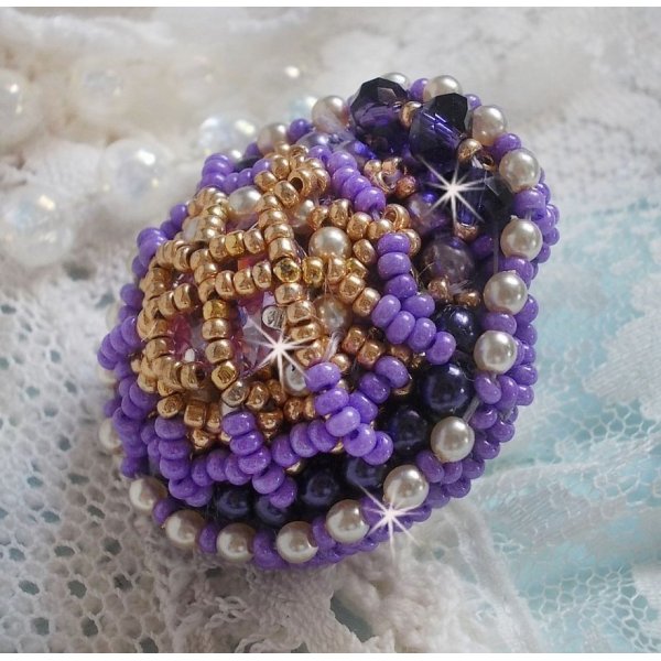 Laureline ring geborduurd met afgeplatte ronde parels en een Swarovski kristallen cabochon