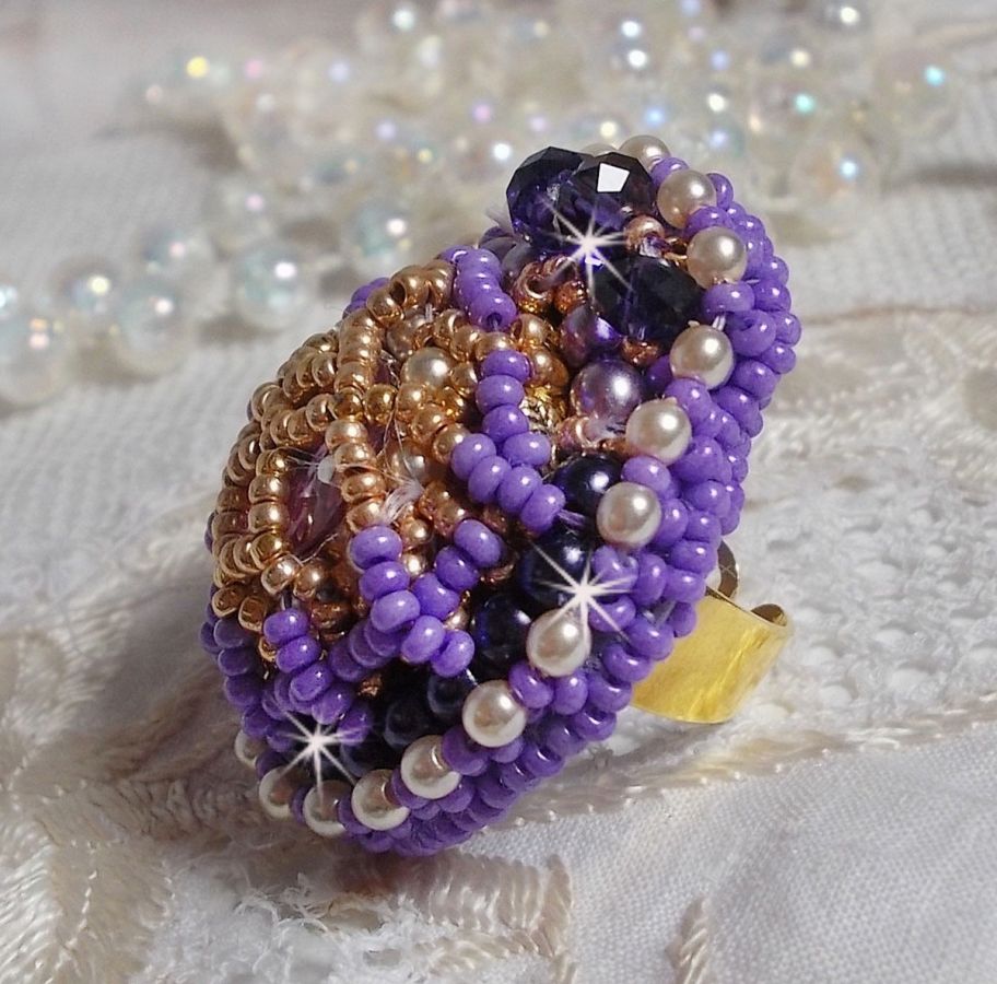 Laureline ring geborduurd met afgeplatte ronde parels en een Swarovski kristallen cabochon