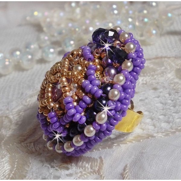 Laureline ring geborduurd met afgeplatte ronde parels en een Swarovski kristallen cabochon