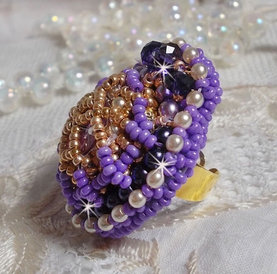 Laureline ring geborduurd met afgeplatte ronde parels en een Swarovski kristallen cabochon