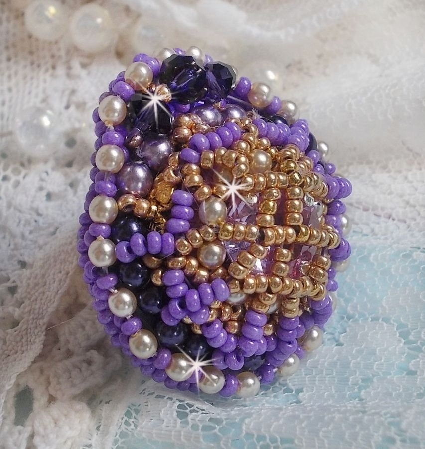 Laureline ring geborduurd met afgeplatte ronde parels en een Swarovski kristallen cabochon