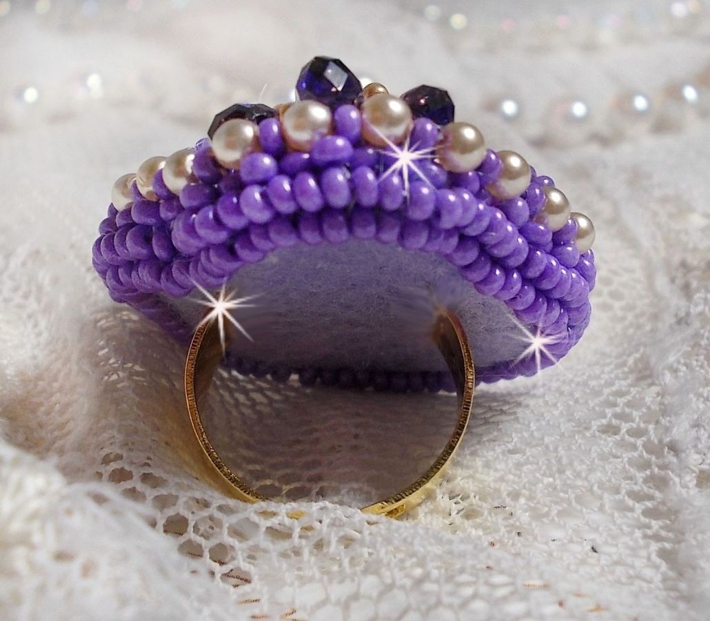 Laureline ring geborduurd met afgeplatte ronde parels en een Swarovski kristallen cabochon