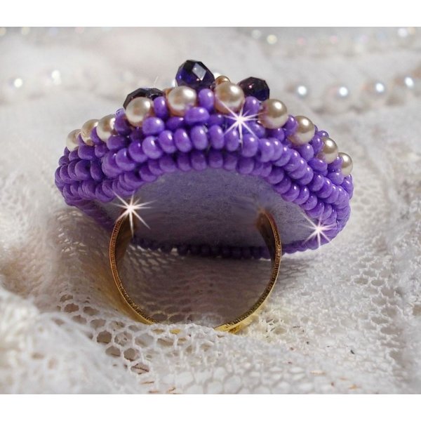 Laureline ring geborduurd met afgeplatte ronde parels en een Swarovski kristallen cabochon