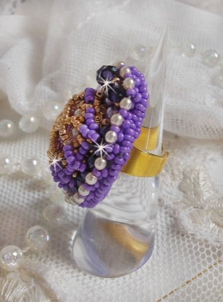 Laureline ring geborduurd met afgeplatte ronde parels en een Swarovski kristallen cabochon