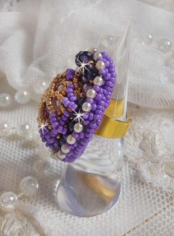Laureline ring geborduurd met afgeplatte ronde parels en een Swarovski kristallen cabochon