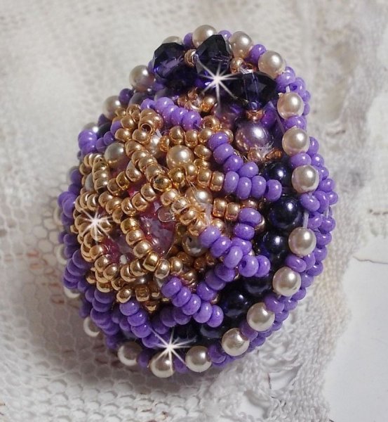 Laureline ring geborduurd met afgeplatte ronde parels en een Swarovski kristallen cabochon