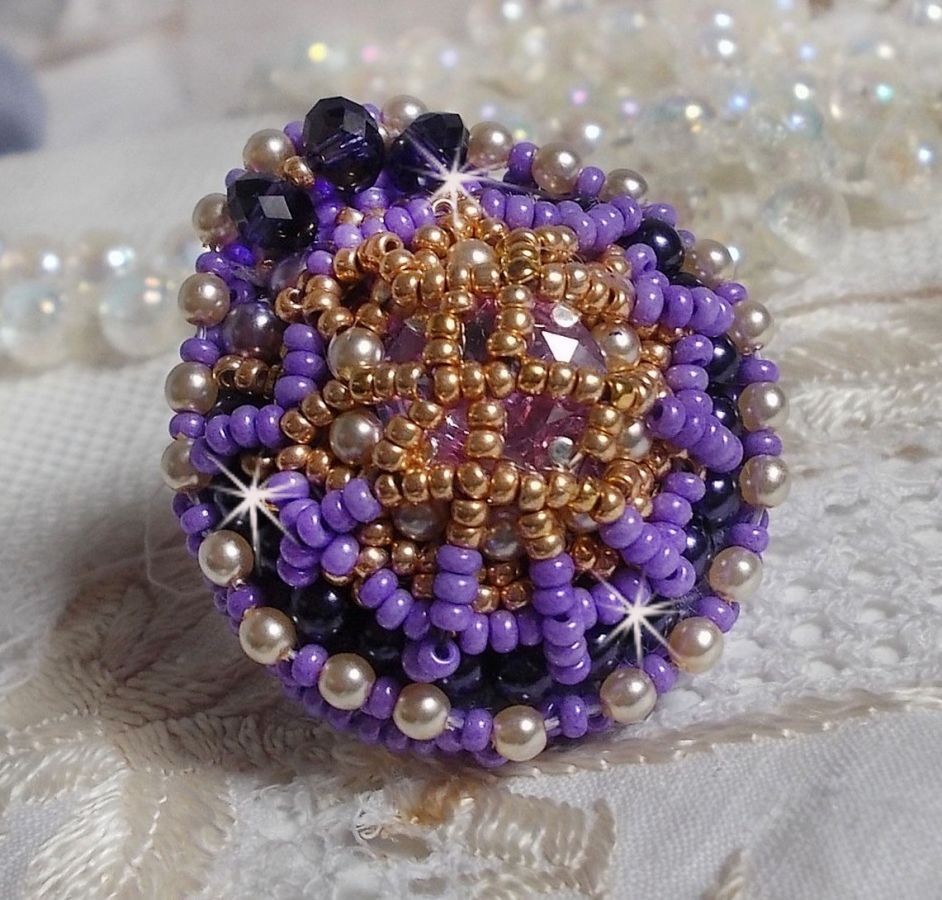 Laureline ring geborduurd met afgeplatte ronde parels en een Swarovski kristallen cabochon