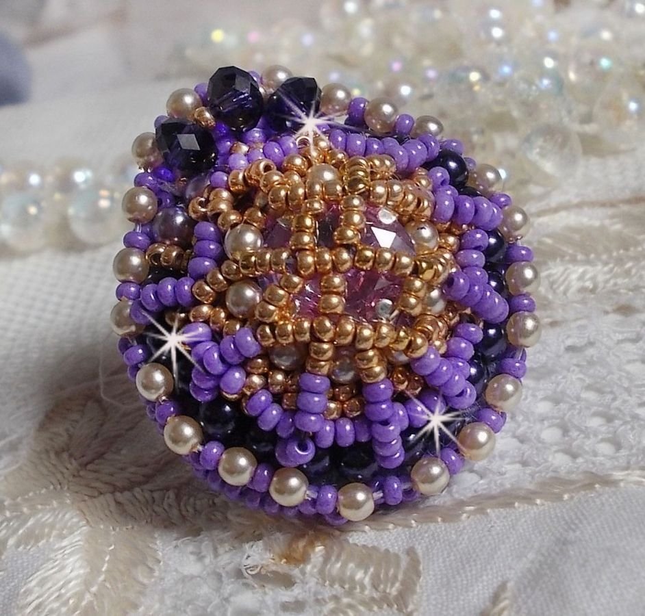 Laureline ring geborduurd met afgeplatte ronde parels en een Swarovski kristallen cabochon