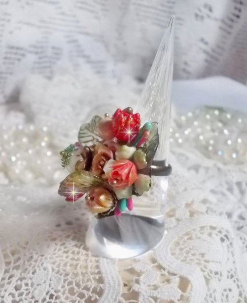 Bague Lisi&egrave;re de For&ecirc;t Fleurie, un bouquet tout en force avec ces fleurs en verre, c&eacute;ramique, &eacute;poxy, lucites et feuilles peintes &agrave; la main, cristaux, la nature est si belle !
