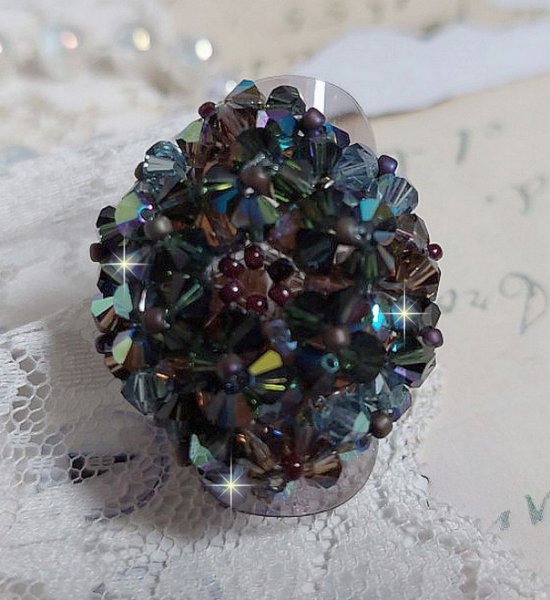 Lange bruine Picasso ring gemaakt met gefacetteerde en gebundelde Swarovski kristal in bruin, Indiase saffier en turmalijn in AB kwaliteit met rocailles.