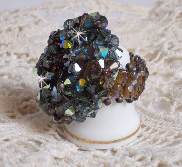 Lange bruine Picasso ring gemaakt met gefacetteerde en gebundelde Swarovski kristal in bruin, Indiase saffier en turmalijn in AB kwaliteit met rocailles.
