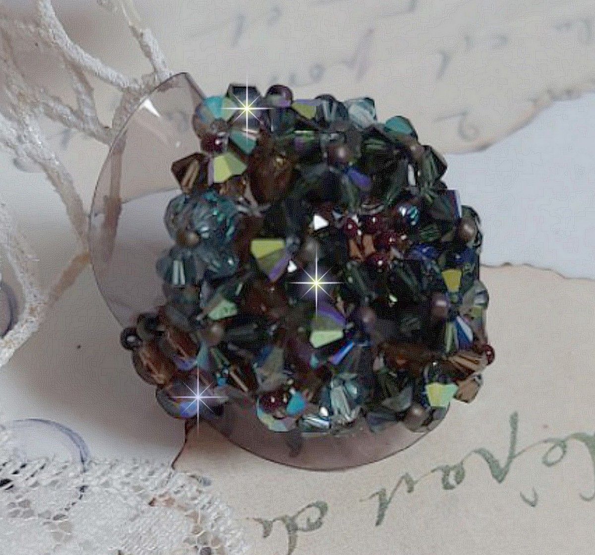 Lange bruine Picasso ring gemaakt met gefacetteerde en gebundelde Swarovski kristal in bruin, Indiase saffier en turmalijn in AB kwaliteit met rocailles.