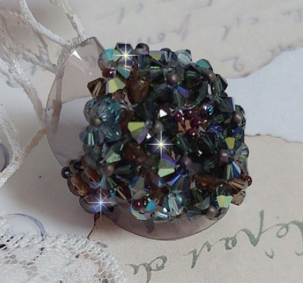 Lange bruine Picasso ring gemaakt met gefacetteerde en gebundelde Swarovski kristal in bruin, Indiase saffier en turmalijn in AB kwaliteit met rocailles.