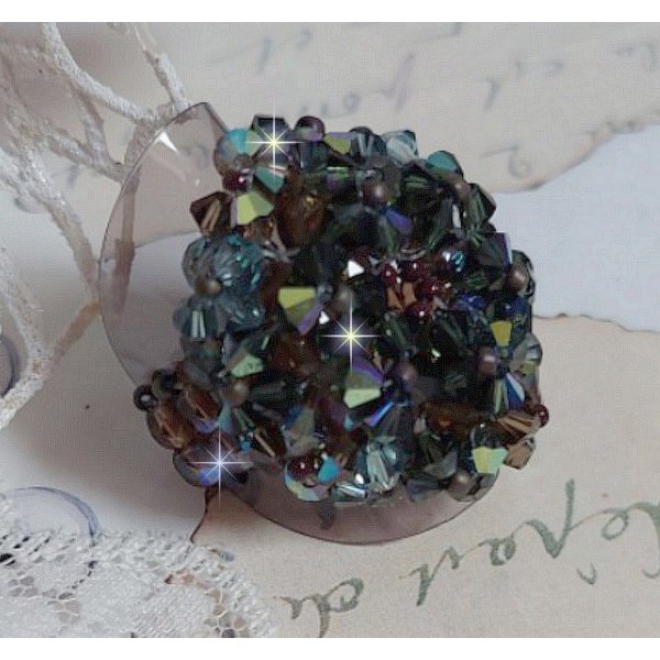 Lange bruine Picasso ring gemaakt met gefacetteerde en gebundelde Swarovski kristal in bruin, Indiase saffier en turmalijn in AB kwaliteit met rocailles.