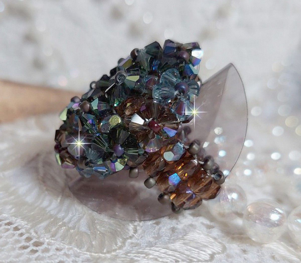 Lange bruine Picasso ring gemaakt met gefacetteerde en gebundelde Swarovski kristal in bruin, Indiase saffier en turmalijn in AB kwaliteit met rocailles.
