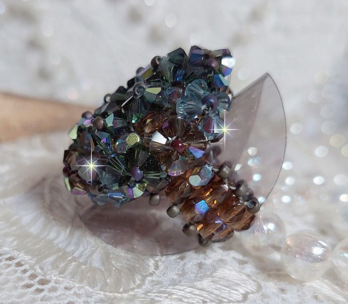 Lange bruine Picasso ring gemaakt met gefacetteerde en gebundelde Swarovski kristal in bruin, Indiase saffier en turmalijn in AB kwaliteit met rocailles.