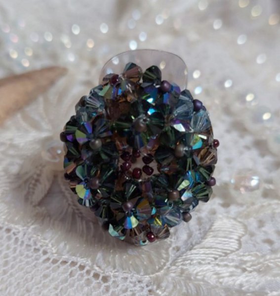 Lange bruine Picasso ring gemaakt met gefacetteerde en gebundelde Swarovski kristal in bruin, Indiase saffier en turmalijn in AB kwaliteit met rocailles.