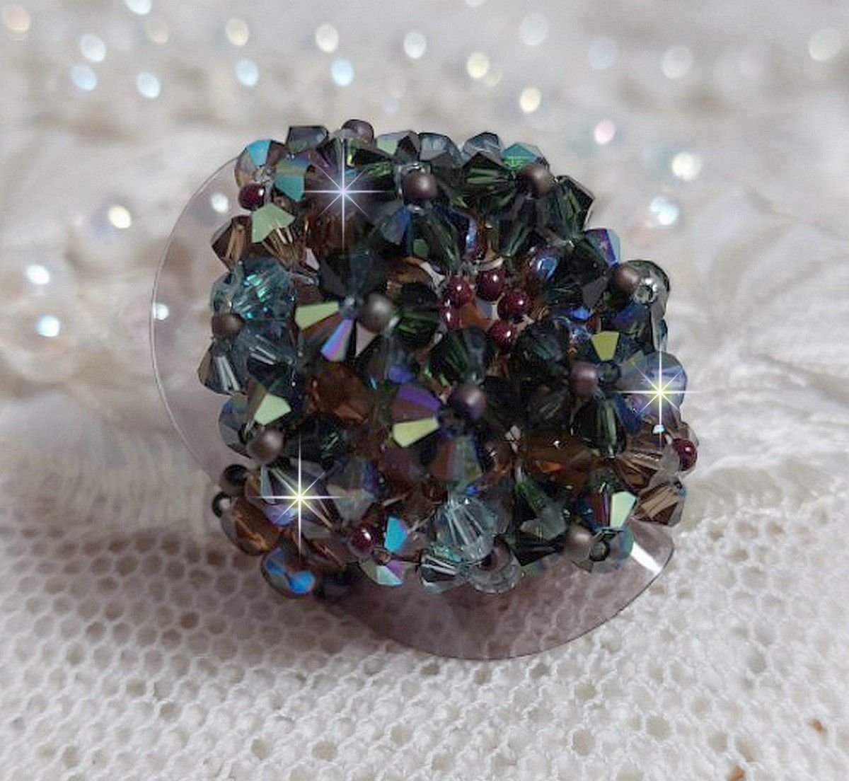 Lange bruine Picasso ring gemaakt met gefacetteerde en gebundelde Swarovski kristal in bruin, Indiase saffier en turmalijn in AB kwaliteit met rocailles.