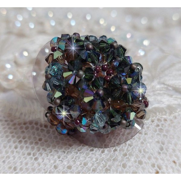 Lange bruine Picasso ring gemaakt met gefacetteerde en gebundelde Swarovski kristal in bruin, Indiase saffier en turmalijn in AB kwaliteit met rocailles.