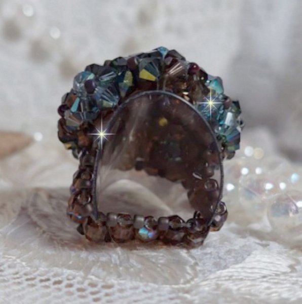 Lange bruine Picasso ring gemaakt met gefacetteerde en gebundelde Swarovski kristal in bruin, Indiase saffier en turmalijn in AB kwaliteit met rocailles.