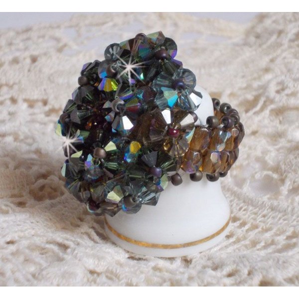Lange bruine Picasso ring gemaakt met gefacetteerde en gebundelde Swarovski kristal in bruin, Indiase saffier en turmalijn in AB kwaliteit met rocailles.