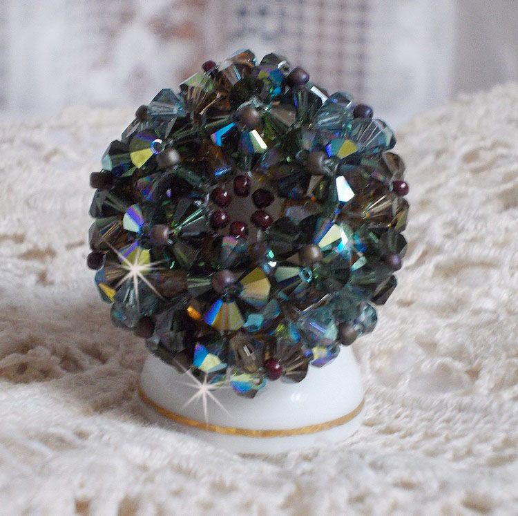 Lange bruine Picasso ring gemaakt met gefacetteerde en gebundelde Swarovski kristal in bruin, Indiase saffier en turmalijn in AB kwaliteit met rocailles.