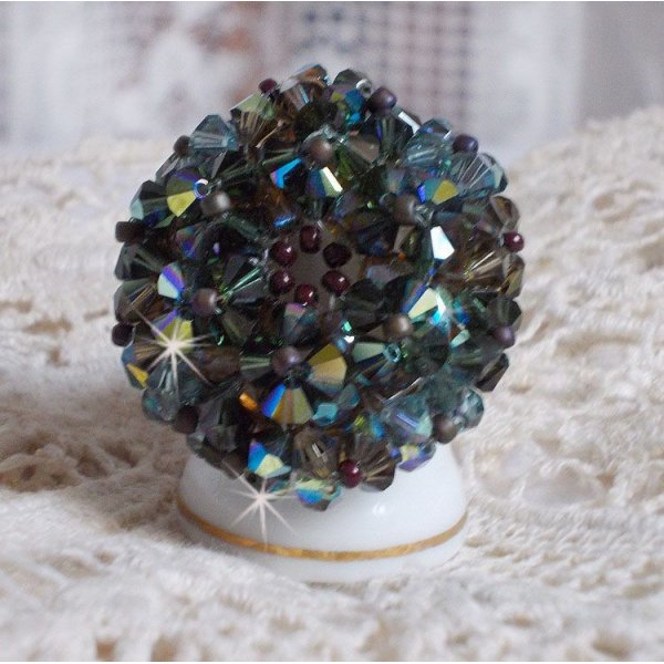 Lange bruine Picasso ring gemaakt met gefacetteerde en gebundelde Swarovski kristal in bruin, Indiase saffier en turmalijn in AB kwaliteit met rocailles.