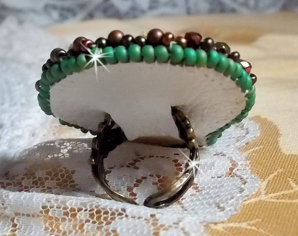 Venetiaanse maanring geborduurd met kameleonkleurig zijden lint, Swarovski kristallen, diverse parels en rocailles.