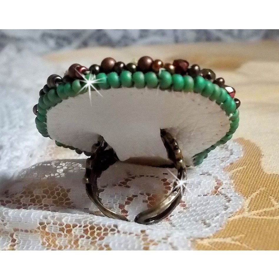 Venetiaanse maanring geborduurd met kameleonkleurig zijden lint, Swarovski kristallen, diverse parels en rocailles.