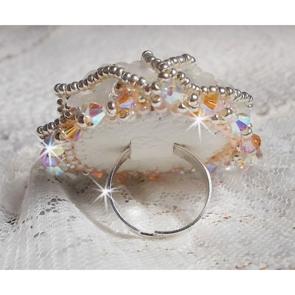Bouquet d'un Jour ring geborduurd met lucite lelies, Swarovski kristallen tolletjes, een parelmoeren cabochon met zilveren en zalmkleurige rocailles.