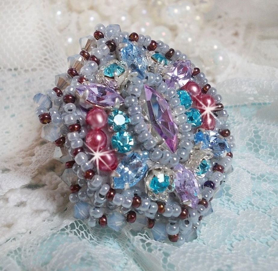 Mademoiselle Bluse ring geborduurd met Swarovski kristallen en prachtige parels van kwaliteit