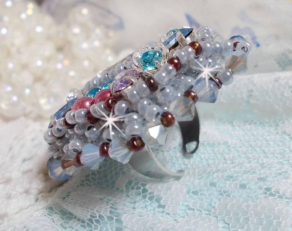 Mademoiselle Bluse ring geborduurd met Swarovski kristallen en prachtige parels van kwaliteit