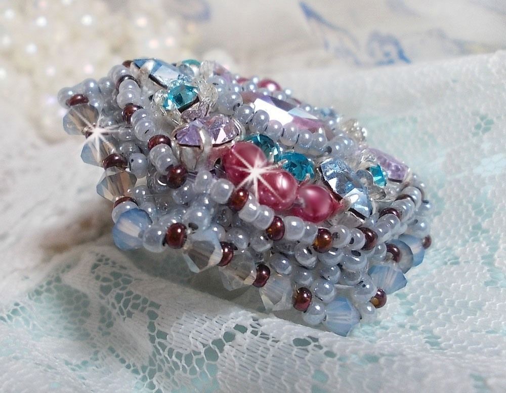 Mademoiselle Bluse ring geborduurd met Swarovski kristallen en prachtige parels van kwaliteit