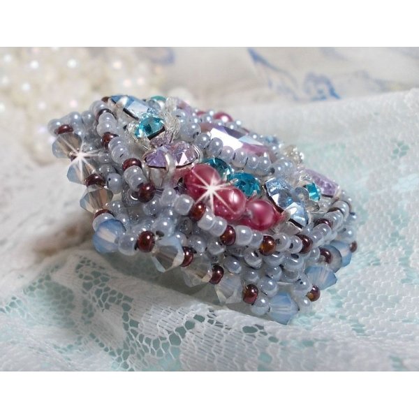 Mademoiselle Bluse ring geborduurd met Swarovski kristallen en prachtige parels van kwaliteit