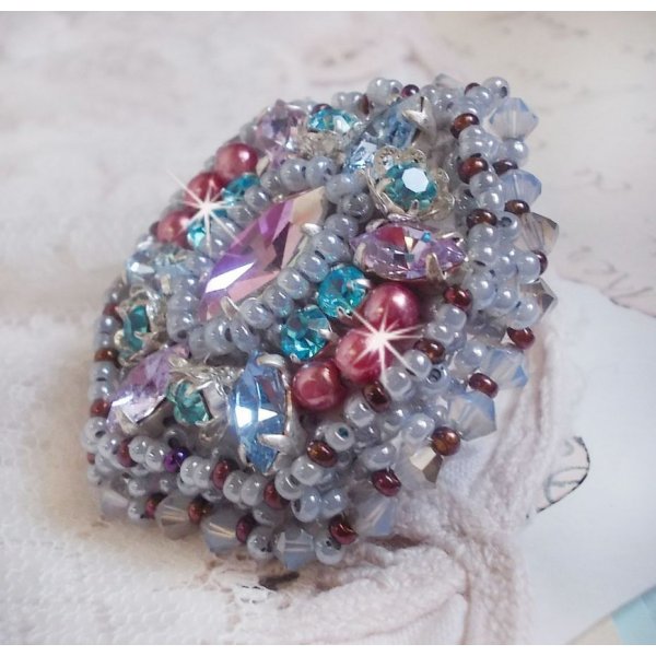 Mademoiselle Bluse ring geborduurd met Swarovski kristallen en prachtige parels van kwaliteit