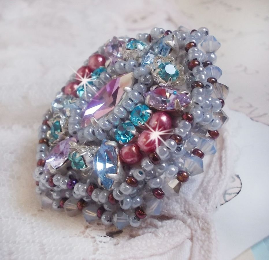 Mademoiselle Bluse ring geborduurd met Swarovski kristallen en prachtige parels van kwaliteit