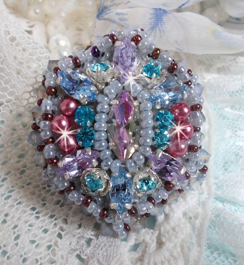 Mademoiselle Bluse ring geborduurd met Swarovski kristallen en prachtige parels van kwaliteit