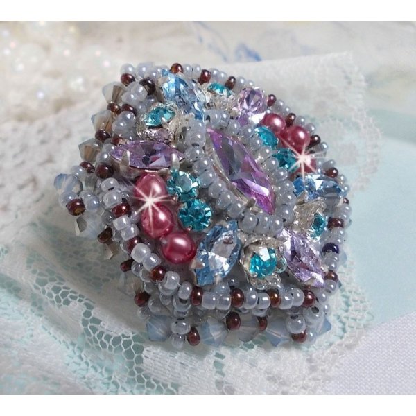 Mademoiselle Bluse ring geborduurd met Swarovski kristallen en prachtige parels van kwaliteit