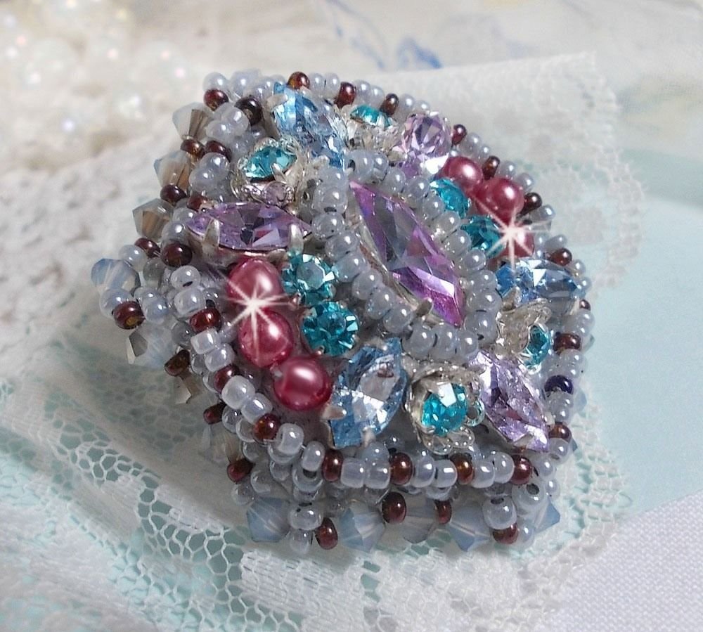 Mademoiselle Bluse ring geborduurd met Swarovski kristallen en prachtige parels van kwaliteit
