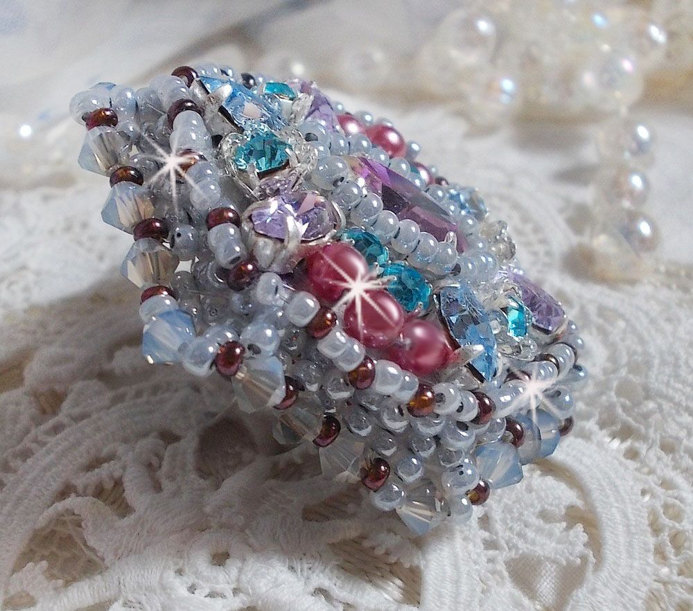 Mademoiselle Bluse ring geborduurd met Swarovski kristallen en prachtige parels van kwaliteit